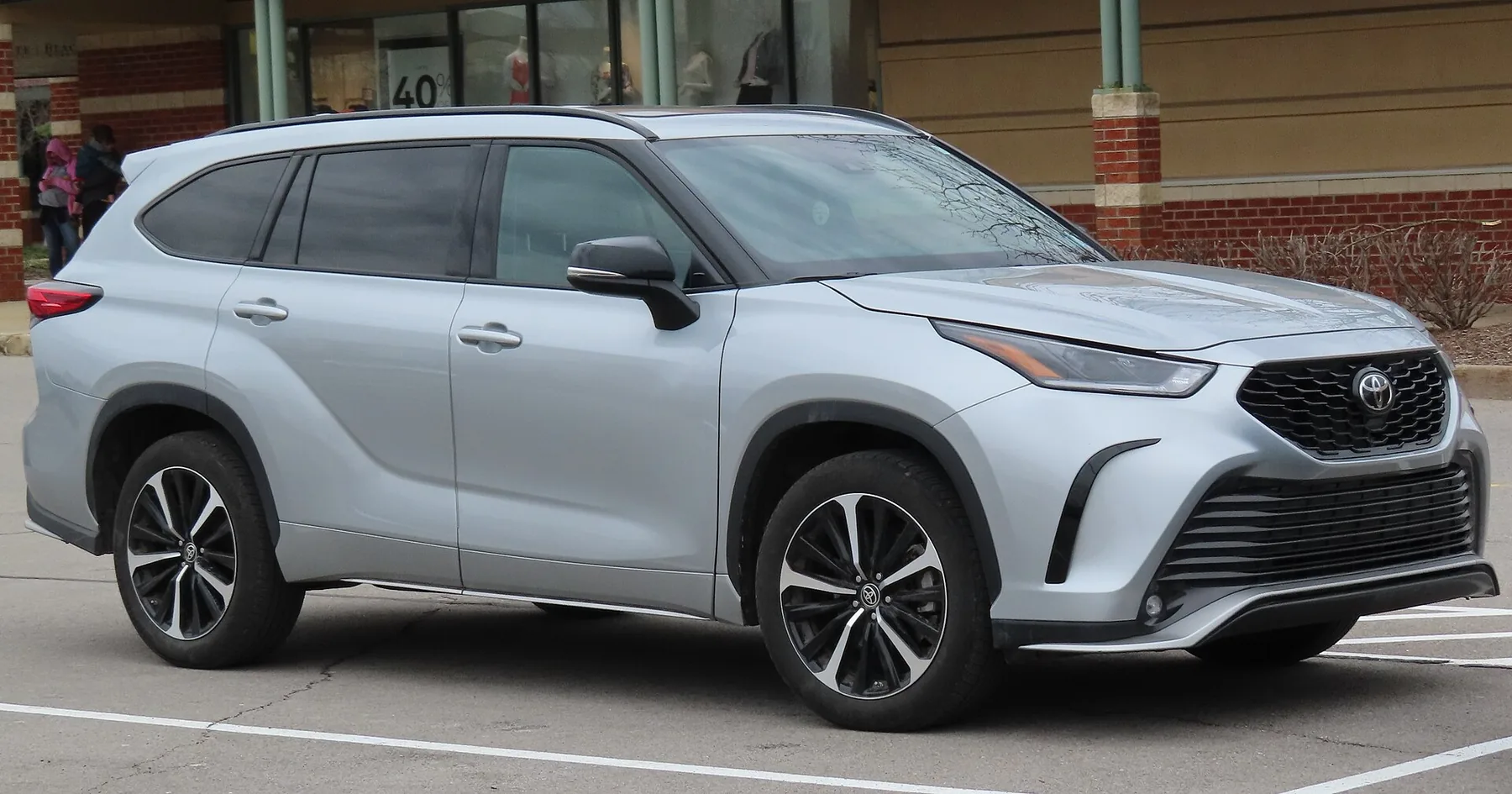 SUV Toyota Highlander moderna para servicio privado, de día